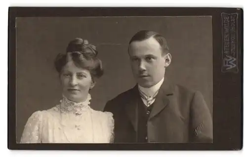 Fotografie Richard Chr. Wilde, Itzehoe i /Holst., Breitenburger Str. 44, Junges Paar in hübscher Kleidung