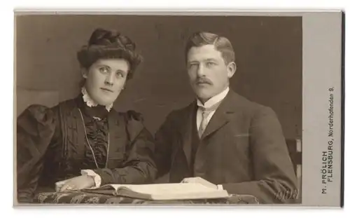 Fotografie M. Frölich, Flensburg, Norderhofenden 9, Junges Paar in hübscher Kleidung mit Buch