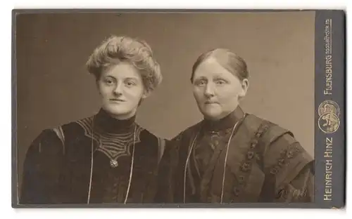 Fotografie Heinrich Hinz, Flensburg, Toosbüystr. 15, Ältere und junge Damen in modischer Kleidung