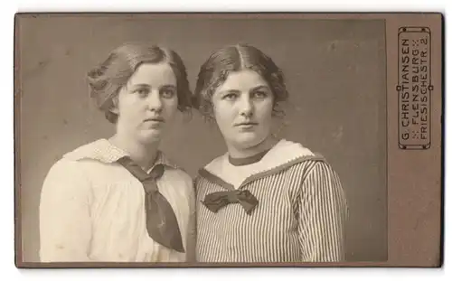 Fotografie G. Christiansen, Flensburg, Friesischestr. 2, Zwei junge Damen in modischer Kleidung