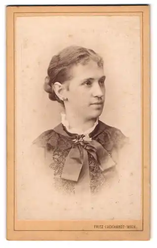 Fotografie Fritz Luckhardt, Wien-Leopoldstadt, Taborstr. 18, Junge Dame mit Flechtfrisur