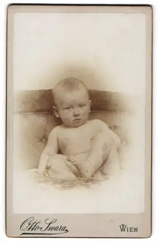Fotografie Otto Swara, Wien-Wieden, Margarethenstr. 22, Nackiges Kleinkind sitzt auf einer Decke