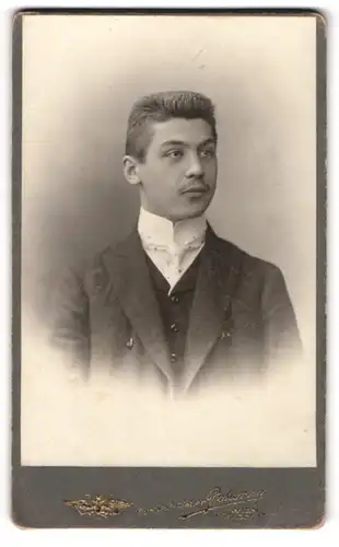 Fotografie Pokorny, Wien, Graben 17, Junger Herr im Anzug mit Krawatte
