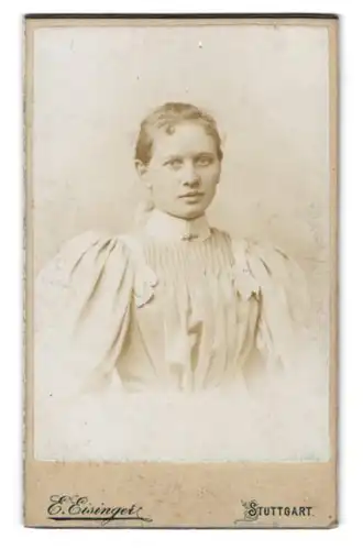 Fotografie E. Eisinger, Stuttgart, Böblingerstr. 75, Junge Dame mit zurückgebundenem Haar