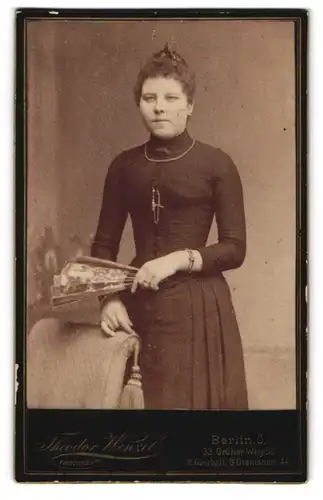 Fotografie Theodor Wenzel, Berlin-O., Grüner-Weg 32 Ecke Andreasplatz, Junge Dame im Kleid mit Fächer