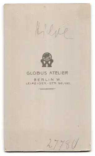 Fotografie Atelier Globus, Berlin-W., Leipziger-Str. 132-137, Kleines Mädchen im Kleid mit einer Blume
