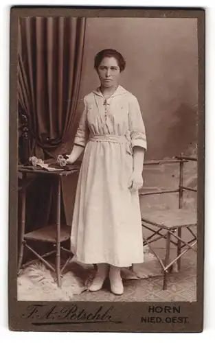 Fotografie F. A. Petschl, Horn, Wienerstrasse 191, Junge Frau in weissem Kleid