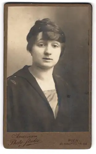 Fotografie American Photo-Studio, Wien, Hauptstrasse 58, Junge Frau in kragenlosem Oberteil