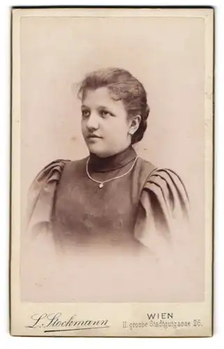 Fotografie L. Stockmann, Wien, Grosse Stadtgutgasse 26, Junge Frau mit gerüschten Ärmeln und Halskette