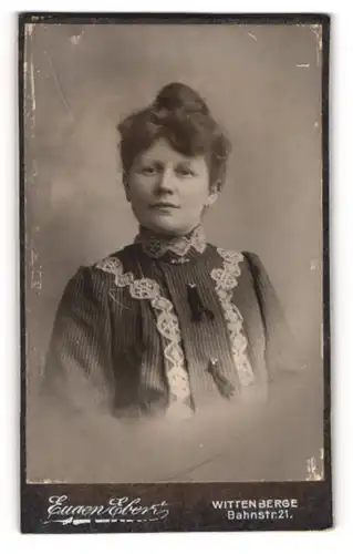 Fotografie Eugen Ebert, Wittenberge, Bahn-Strasse 21, Frau mit kunstvoller Frisur und Brosche