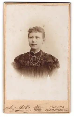 Fotografie Aug. Müller, Altona, Holstenstrasse 117, Junge Frau mit Stirnlocken und Halskette