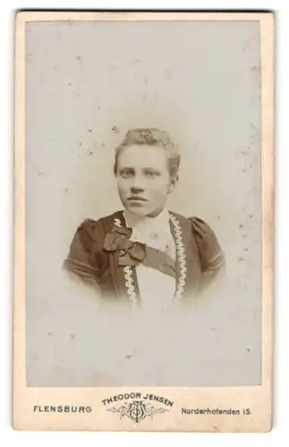 Fotografie Theodor Jensen, Flensburg, Norderhofenden 15, Junge Frau mit Zierschleife