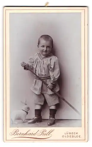 Fotografie Bernhard Prill, Lübeck, Breitestrasse 97, Lächelnder kleiner Junge mit Stoffhase und Stock