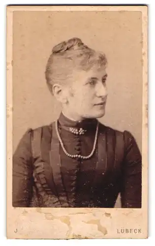 Fotografie Julius Rogall, Lübeck, Beckergrube 9, Junge Frau mit Perlenkette und Perlenbrosche
