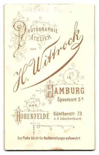 Fotografie H. Wittrock, Hamburg, Speersort 5, Junge Frau mit zeitgenössischer Frisur und Brosche