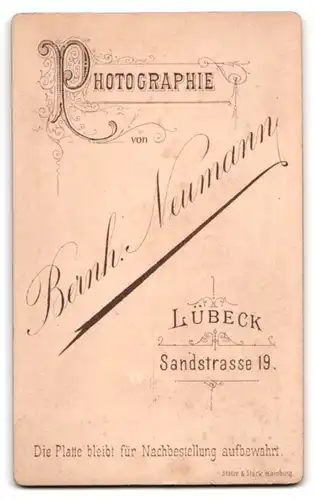 Fotografie Bernh. Neumann, Lübeck, Sandstrasse 19, Dame mit kunstvoller Frisur und Brosche