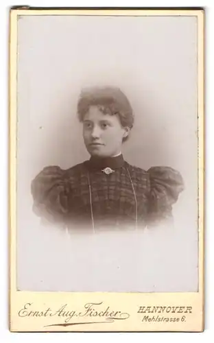 Fotografie Ernst Aug. Fischer, Hannover, Mehlstrasse 6, Junge Frau mit Stirnlocken und Brosche