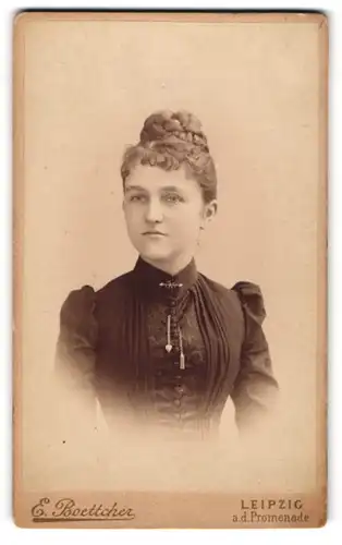 Fotografie E. Boettcher, Leipzig, An der Promenade, Junge Frau mit Flechtfrisur und Stirnlocken