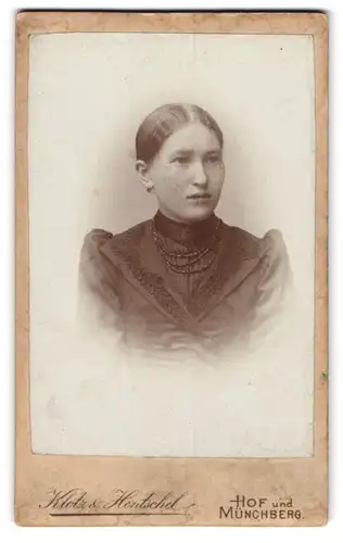 Fotografie Klotz & Hentschel, Hof, In der Allee, Junge Frau mit Mittelscheitel und Halskette