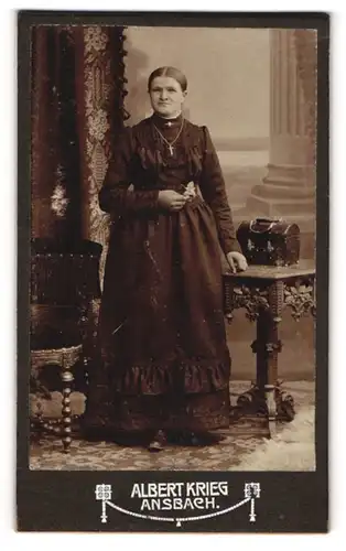 Fotografie Albert Krieg, Ansbach, Lächelnde Frau mit strengem Mittelscheitel und Kreuzkette
