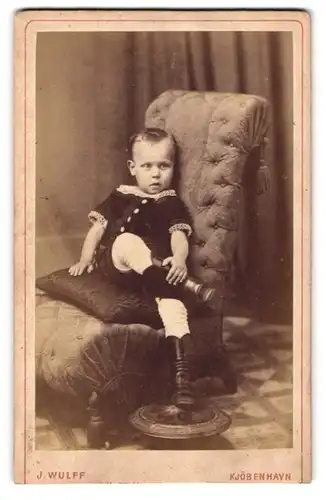 Fotografie J. Wulff, Kopenhagen, Kjöbmagergade 11, Kleines Kind mit übereinandergeschlagenen Beinen