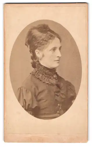 Fotografie C. S. v. Bomsdorf, Neubrandenburg, Bürgerliche Dame in schwarzem Kleid