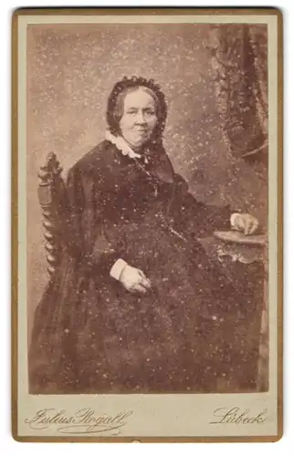 Fotografie Julius Rogall, Lübeck, Breitestrasse 788, Ältere Dame mit schwarzer Haube