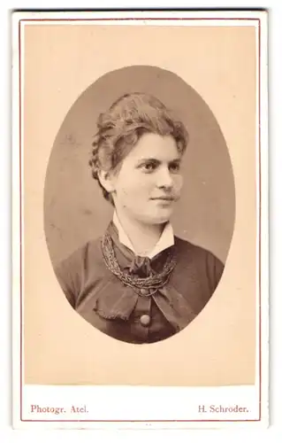 Fotografie H. Schröder, Lübeck, Beckergrube 150, Junge Dame mit Halskette