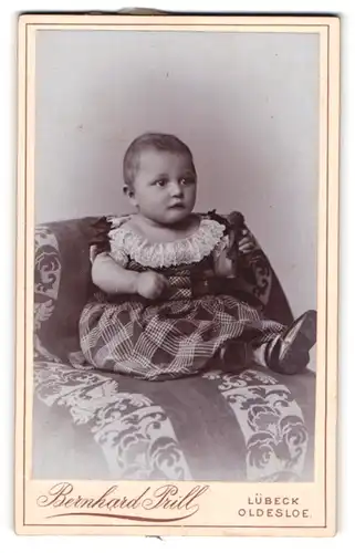 Fotografie Bernhard Prill, Lübeck, Breitestrasse 97, Baby in kariertem Kleidchen