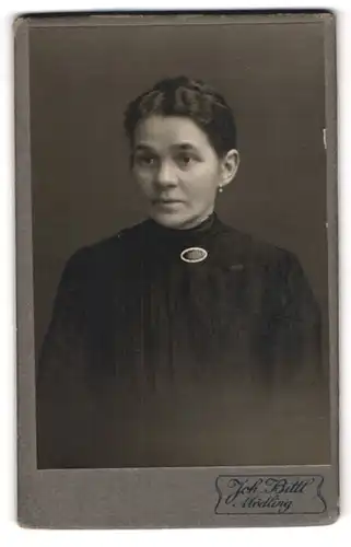 Fotografie Joh. Bittl, Mödling, Demelgasse 30, Bürgerliche Dame in schwarzem Kleid mit Ohrring