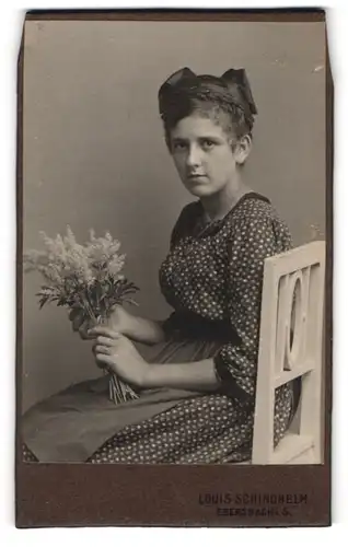 Fotografie Louis Schindhelm, Ebersbach i. S., Junge Dame mit Blumenstrauss in den Händen