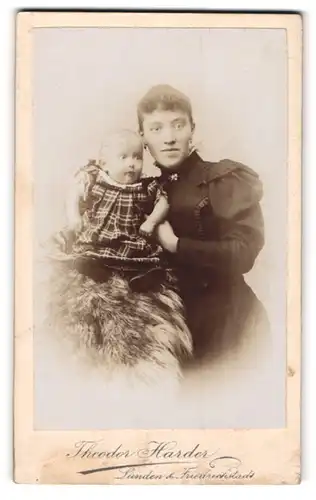 Fotografie Theodor Harder, Lunden, Junge Dame mit Baby auf Fell