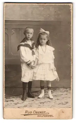 Fotografie Rud. Oberst, Salzwedel, Breitestrasse 8, Junge im Matrosenanzug und Mädchen mit weisser Schleife im Haar