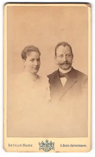 Fotografie Arthur Marx, Frankfurt a. M., Kaiserstrasse 1, Bürgerliches Paar, Mann mit Schnurrbart