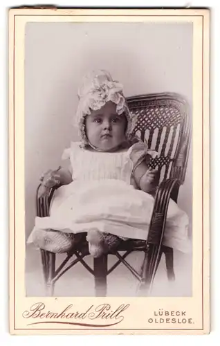 Fotografie Bernhard Prill, Lübeck, Breitestrasse 97, Baby mit weisser Haube