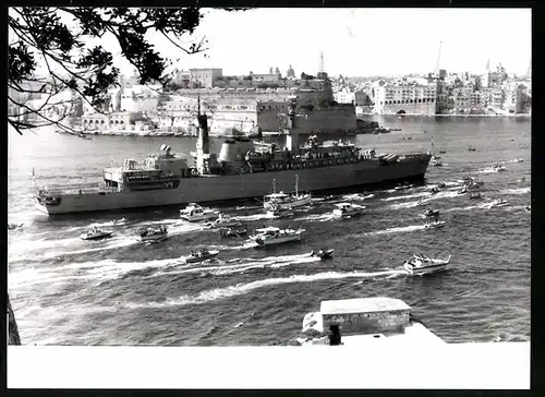 Fotografie unbekannter Fotograf, Ansicht Valletta, Einlauf der HMS Brazen mit Begleit-Flotilla bei Einfahrt in den Hafen