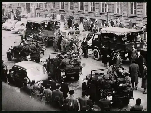 Fotografie Keystoen, München, Ansicht Turin, Armee führt streikende Kommunisten in Gefängnis ab, 19.02.1954