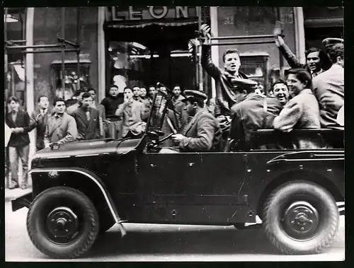 Fotografie Keystoen, München, Ansicht Rom, Polizei führ demonstrierende Studenten ab nach Auseinandersetzungen, 1954