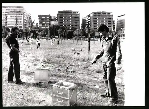 Fotografie unbekannter Fotograf, Ansicht Rom, Strassenreiniger beseitigen Spirtzen vor spielenden Kindern, AIDS-Angst