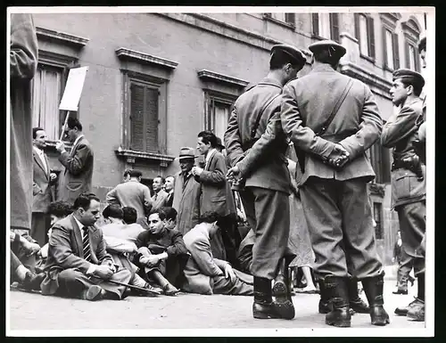 Fotografie unbekannter Fotograf, Ansicht Rom, Blinde Demonstranten im Sitzstreik am Parlamentsgebäude