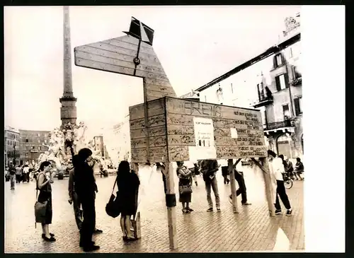 Fotografie unbekannter Fotograf, Ansicht Rom, Pferd des Künstlers Alfred Hudlika mit Nazi Mütze, Protest gegen Waldheim