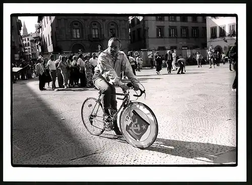 Fotografie Magda Taroni, Essen, Ansicht Florenz, Demonstrant mit seinem Fahrrad auf Kundgebung der KPI