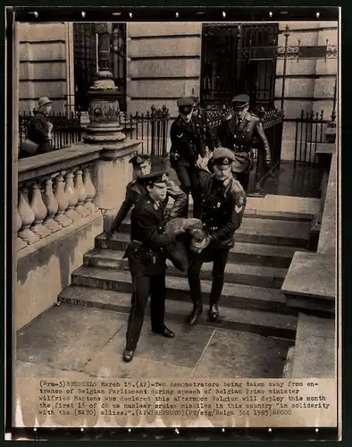 Fotografie unbekannter Fotograf, Ansicht Brüssel, antimilitarische Demonstraten werden aus dem Parlament abgeführt, 1985