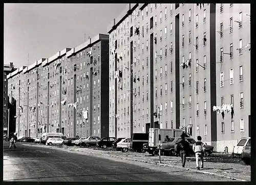 Fotografie Martin Langer, Bielefeld, Ansicht Lissabon, Blick in eine Strasse mit Sozialwohnungen