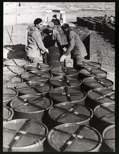 Fotografie unbekannter Fotograf, Ansicht Palermo, Soldaten mit Fässern voll radioaktiver Erde nach Bomber Absturz 1966