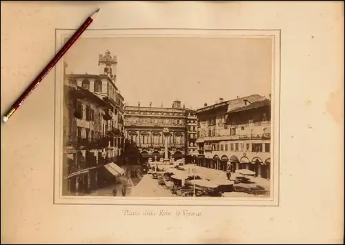Fotografie unbekannter Fotograf, Ansicht Verona, Piazza della Erbe, Marktplatz mit Marktständen