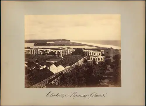Fotografie unbekannter Fotograf, Ansicht Colombo / Ceylon, Regierungsgebäude & Küsten-Panorama