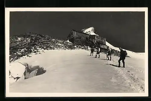 AK Erzhz. Joh. Hütte & Glockner, mit Wanderern im Schnee