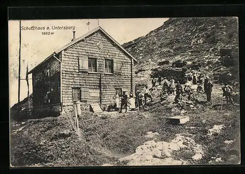 AK Untersberghaus, Berghütte mit Wanderern