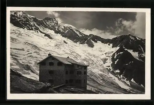 AK Warnsdorferhütte, Berghütte vor Schneefeld